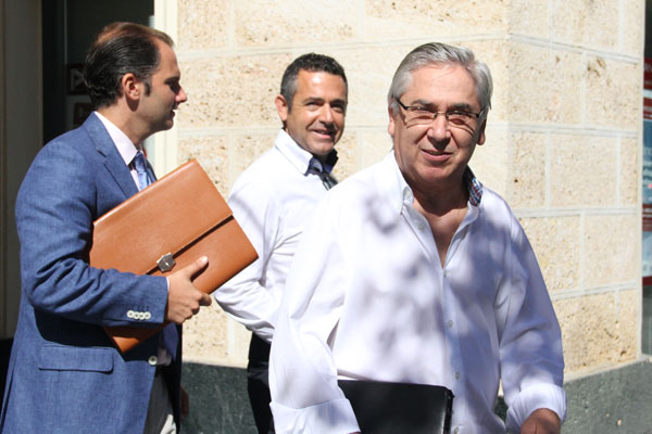 Antonio Muñoz, en la salida de la notaría junto a Diego García y el propio notario (Foto: Trekant Media)