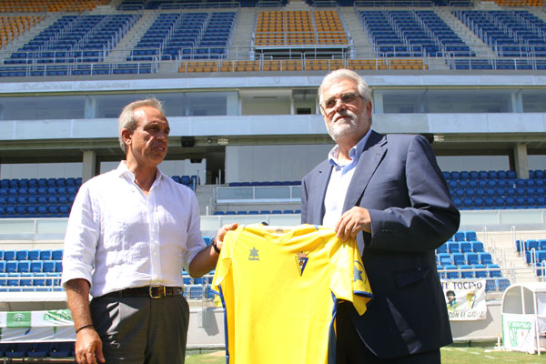 Foto del momento en que se conocía la venta oficial del Cádiz CF (Foto: Trekant Media)