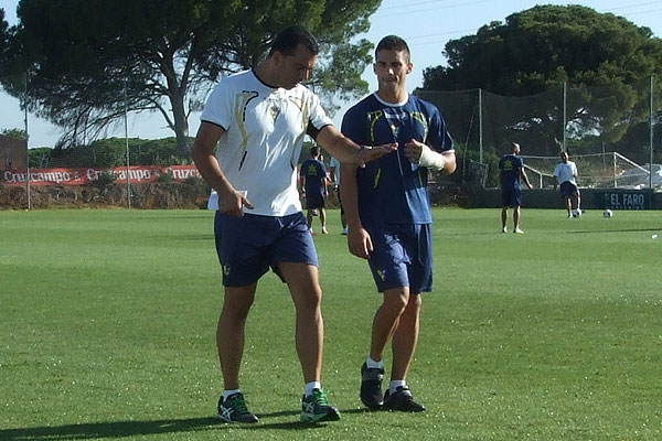 Francis dirigiéndose para entrenar en el gimnasio de El Rosal (Foto: Trekant Media)