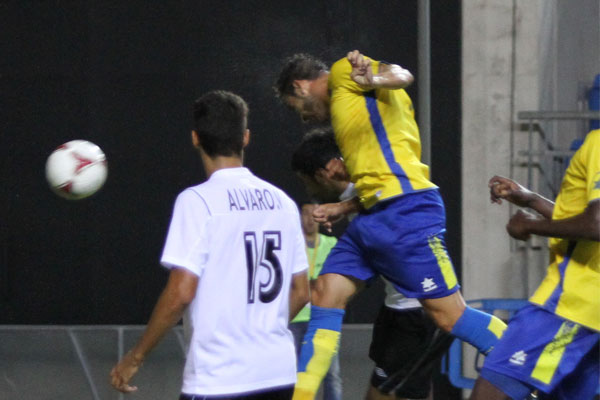 Garrido se eleva para marcar el empate en Copa (Foto: Trekant Media)