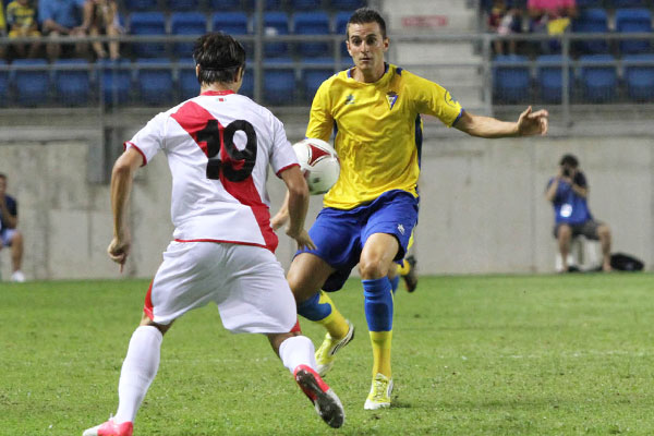 Juan Villar ante el Rayo Vallecano en el Trofeo Carranza (Foto: Trekant Media)