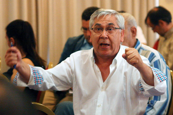 Antonio Muñoz gesticula mientras interviene en la última Junta General Extraordinaria de Accionistas del Cádiz CF (Foto: Trekant Media)