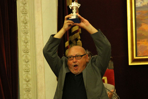 Manolo Santander recibió una réplica del Trofeo Carranza (Foto: TrekantMedia)