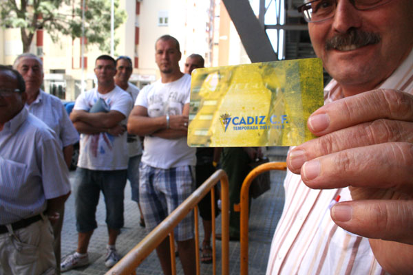 Los cadistas tuvieron que esperar largas colas para cambiar de localidad (Foto: Archivo - Trekant Media)