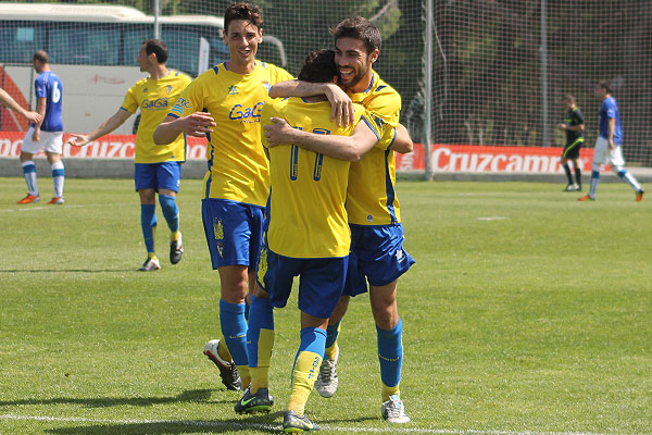 Riki se abraza a Manuel Caballero tras marcar el 2-0 el Cádiz B al CD Alcalá (Foto: lacanteracadiz.com