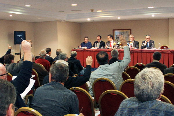 Accionistas votando en la Junta General de Accionistas del Cádiz CF / Trekant Media