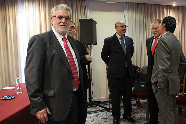 Florentino Manzano junto con los administradores concursales del Cádiz CF / Trekant Media