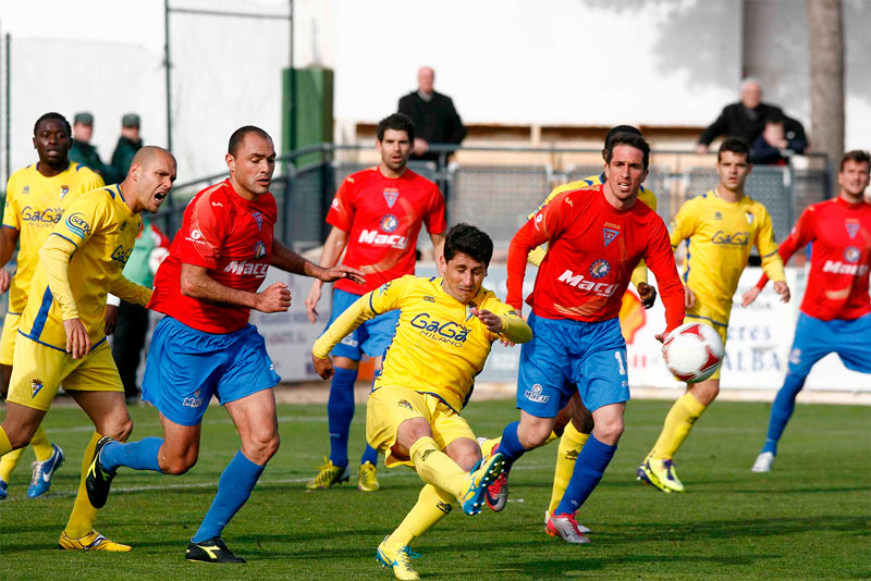 Peragón dispara ante la mirada de Domingo y varios jugadores de La Roda (Foto: masquealba.com)