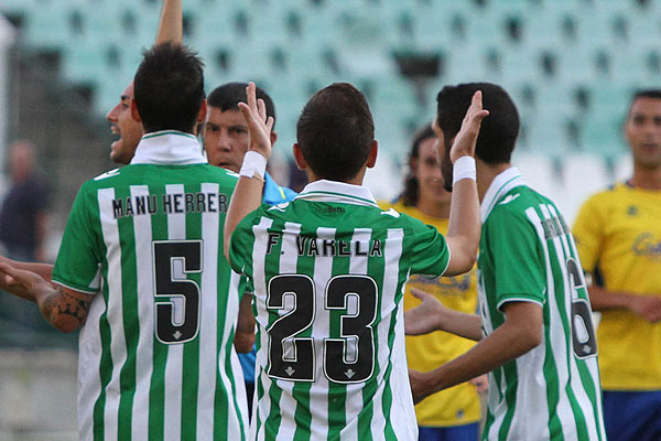 Jugadores del Real Betis B, contra el Cádiz CF en el estadio Benito Villamarín / Trekant Media