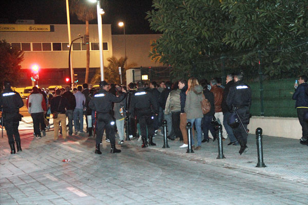 La Policía concentró a la afición en la esquina más próxima a la avenida Juan Carlos I (Foto: Trekant Media)