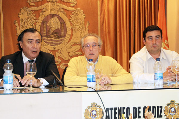 Miguel Iglesias, Manolo Lapi y Fernando Díaz en el Ateneo Gaditano (Foto: Trekant Media)