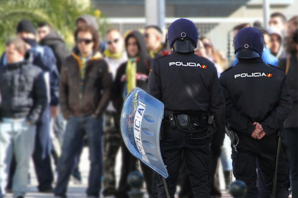 La Policía Nacional dispersó a los aficionados que se concentraban en fondo sur (Foto: Trekant Media)