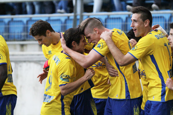 Raúl Albentosa celebra con Pablo Sánchez su gol contra el Atlético Sanluqueño (Foto: Trekant Media)