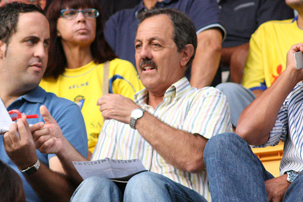 Carlos Orúe viendo un partido en el estadio Ramón de Carranza / Trekant Media