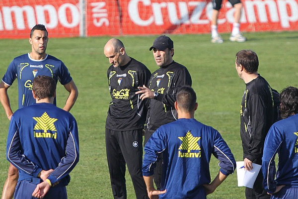 Agné da instrucciones a sus jugadores (Foto: Trekant Media)