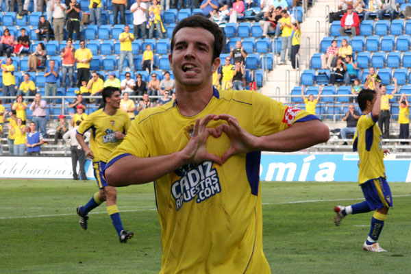 Juanma Hernández celebrando uno de los goles que anotó con el Cádiz CF (Foto: Trekant Media)