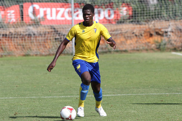 Sana, que estos partidos los está jugando con el Balón de Cádiz / Trekant Media