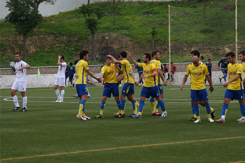 Los jugadores del Cádiz CF celebran uno de los ocho goles en Medina Sidonia  (Foto: Antonio José Candón