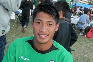 Yushi Akiba, con la camiseta del Tokyo Verdy (Foto: sayu-nekomaru)