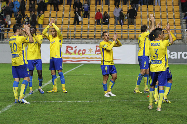 Los jugadores saludando a la afición tras el partido (Foto: Trekant Media)