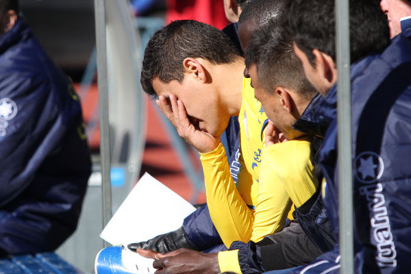 Josete con gesto de dolor en el banquillo (Foto: Trekant Media)