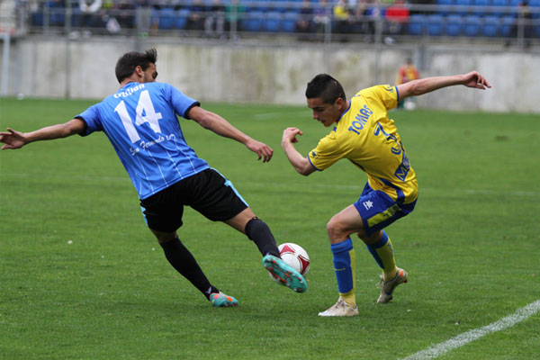 Tomás con su nuevo dorsal ante el San Fernando (Foto: Trekant Media)