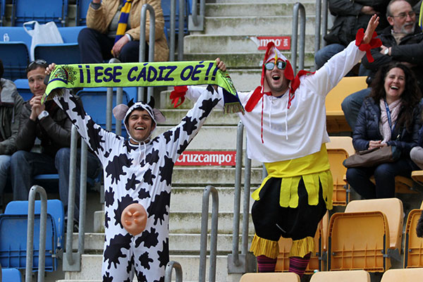 Dos aficionados cadistas disfrazados en el estadio Ramón de Carranza (Foto: Trekant Media)