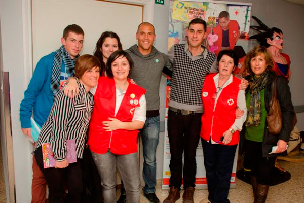 Domingo visitando la ludoteca del Hospital Puerta del Mar (Foto: cadizcf.com)