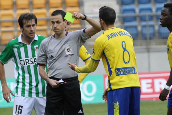 Villar viendo su quinta amarilla ante el Betis B (Foto: Trekant Media)