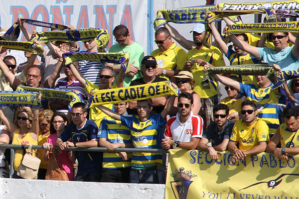 Aficionados cadistas en el estadio El Palmar de Sanlúcar de Barrameda / Trekant Media