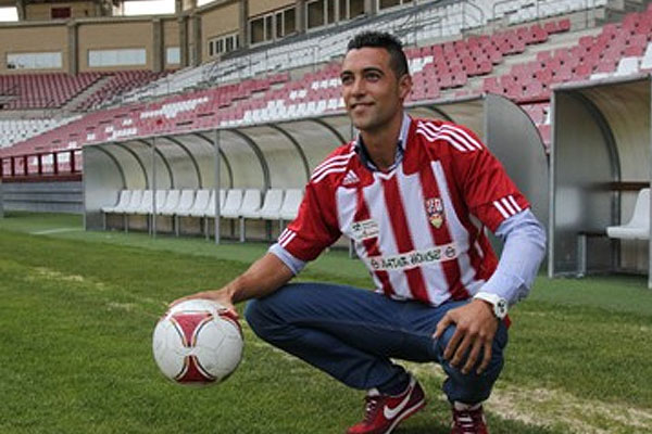 Garrido con su nueva camiseta / Web Oficial de la UD Logroñes 