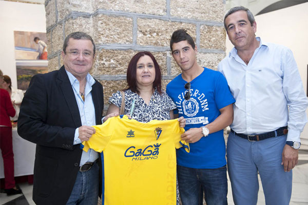 La homenajeada con su camiseta / foto: Carmen Romero (Diputación de Cádiz)