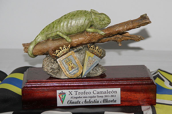 Escultura del Trofeo Camaleón / Trekant Media