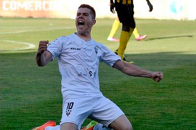 Víctor Curto celebra un gol con el Albacete Balompié / elpueblodealbacete.com