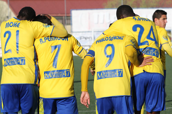 Los jugadores se abrazan tras uno de los goles (Foto: Trekant Media)