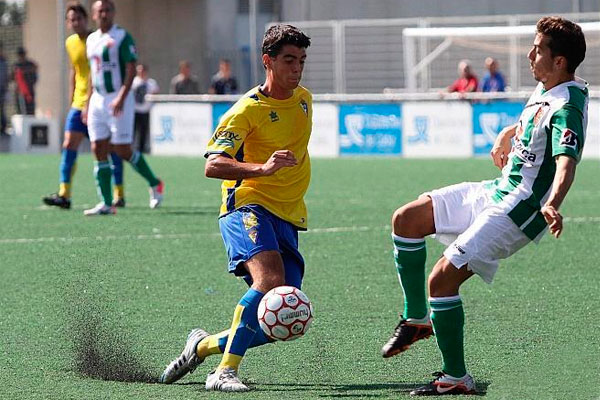 El canterano Borja Ochoa jugando con el Balón de Cádiz (Foto: Trekant Media)