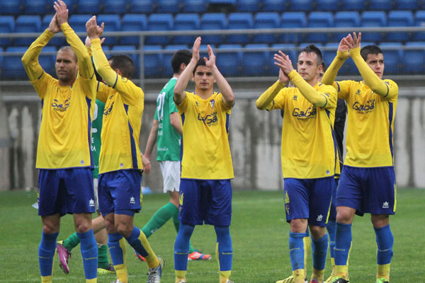 Los jugadores del Cádiz saludan tras el partido (Foto: Trekant Media)