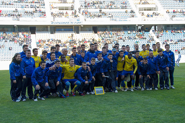 El Cádiz CF Juvenil con el primer equipo del Cádiz CF, en su homenaje tras el ascenso a División de Honor (Foto: Trekant Media)