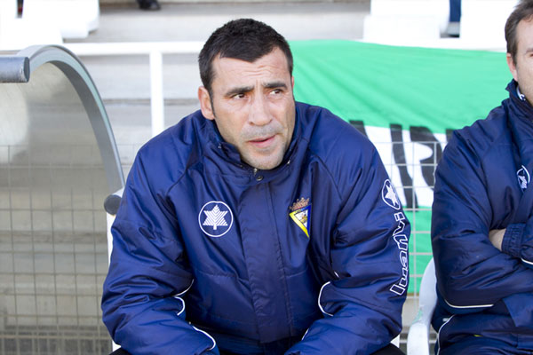 Raúl Agné en el banquillo del estadio Cartagonova (Foto: José Luis Zapata - nosoloefese.es)