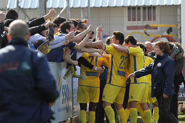 Cadistas celebrando un gol del Cádiz en Sevilla (Foto: Trekant Media)