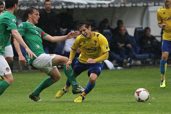 Pablo recibiendo una falta ante el Cacereño (Foto: Trekant Media)