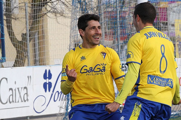 Peragón celebra un gol en Arroyo de la Luz (Foto: Trekant Media)