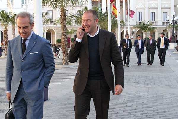 Los representantes del Cádiz CF y Luis Sánchez Grimaldi, tras reunirse en el Ayuntamiento / Trekant Media