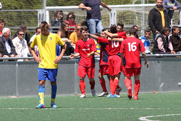 El Dos Hermanas Juvenil celebrando el tercer gol ante el Balón de Cádiz Juvenil / Trekant Media