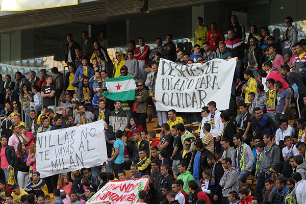 Varias pancartas en el partido de hoy / Trekant Media