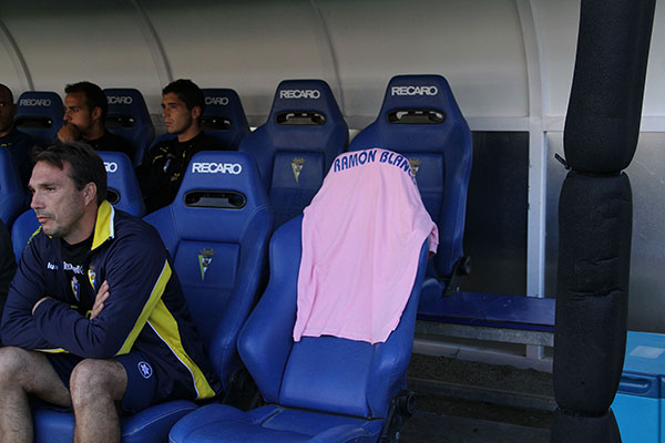 Una camiseta rosa en el banquillo, homenaje a Ramón Blanco / Trekant Media