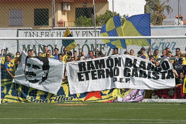 Pancarta en homenaje a Ramón Blanco en el Sanluqueño - Cádiz / Trekant Media