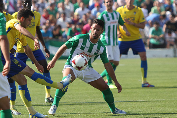 Kike ante el Cádiz CF / Trekant Media