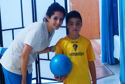 Cristian junto a Reina, su fisioterapeuta