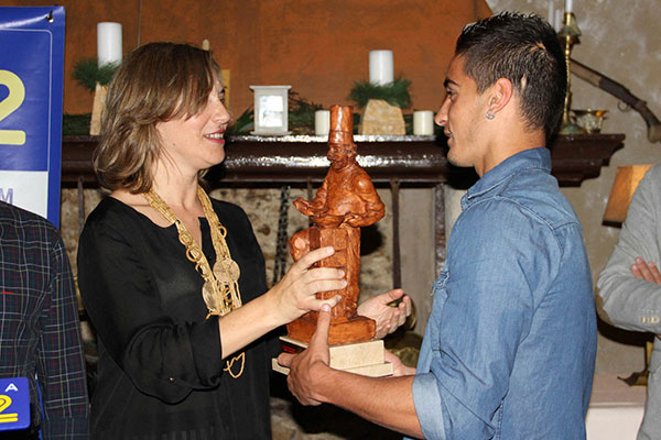 Tomás recibió el Trofeo de la Cadena SER de manos de Lourdes Acosta / Trekant Media